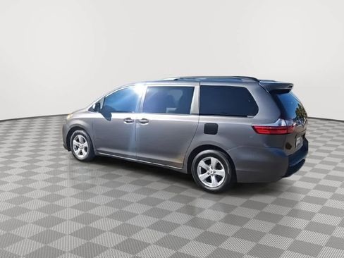 Used 2017 Toyota Sienna LE image 6