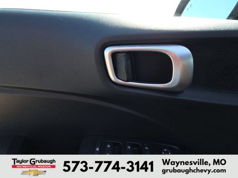 Used 2023 Hyundai Venue SEL FWD image 13