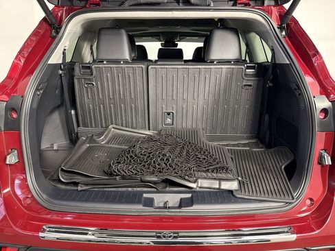 Used 2024 Toyota Highlander XLE AWD/4WD image 33