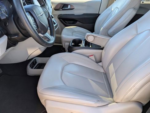 Used 2021 Chrysler Voyager Lxi image 12