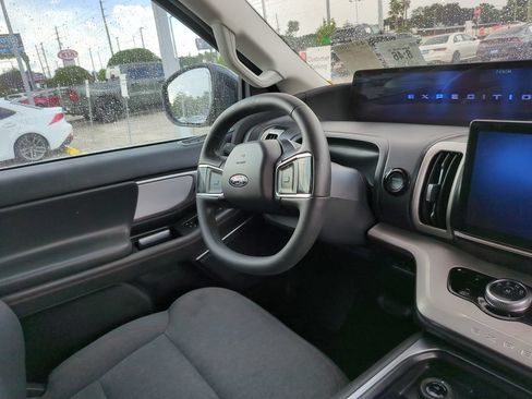 Used 2025 Ford Expedition Active AWD/4WD image 8