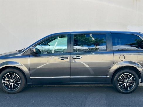 Used 2019 Dodge Grand Caravan GT FWD image 2
