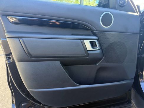 Used 2020 Land Rover Discovery SE image 9