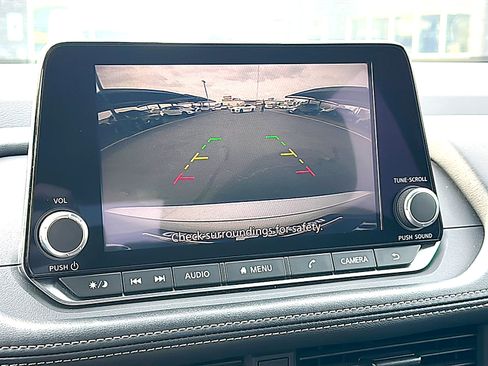 Used 2024 Nissan Rogue S image 32