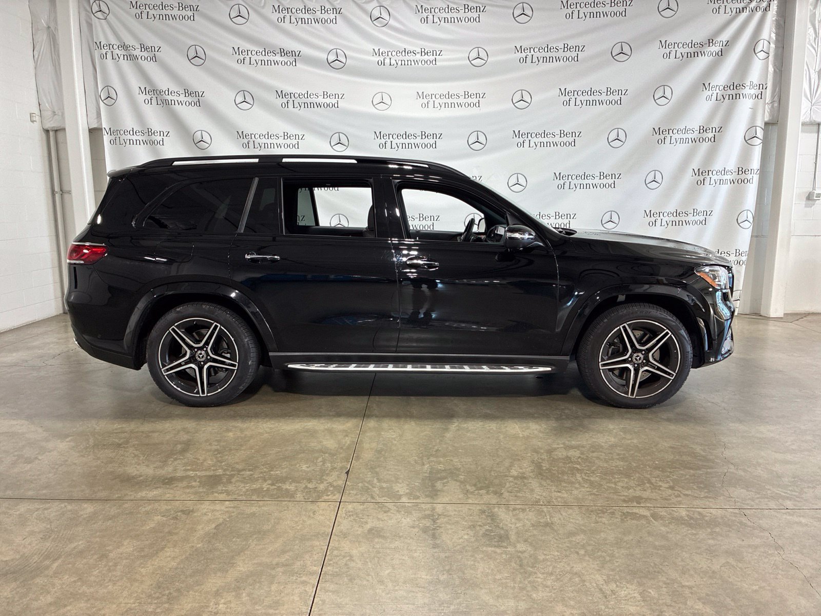 Used 2022 Mercedes-Benz GLS 450 4MATIC image 2