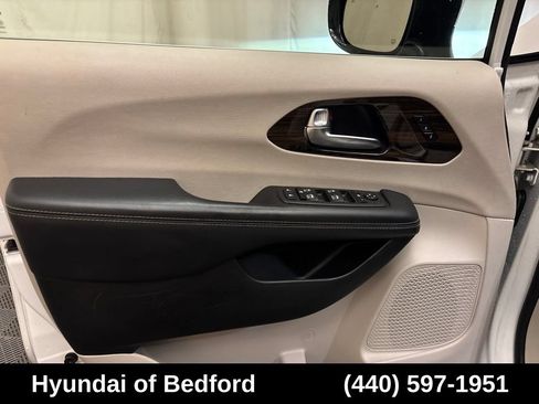 Used 2023 Chrysler Pacifica Limited FWD image 12