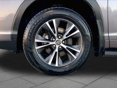 Used 2018 Toyota Highlander Plus FWD image 11