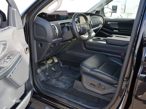 Used 2025 Ford Expedition Platinum AWD/4WD image 13