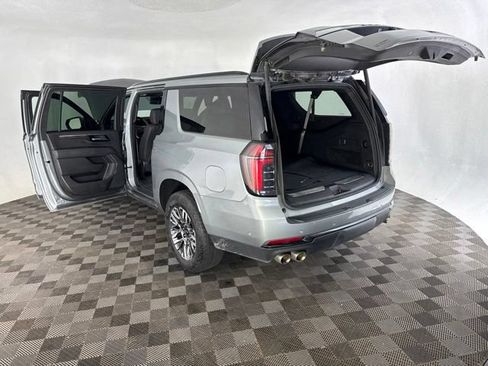Used 2025 Chevrolet Suburban Z71 AWD/4WD image 18