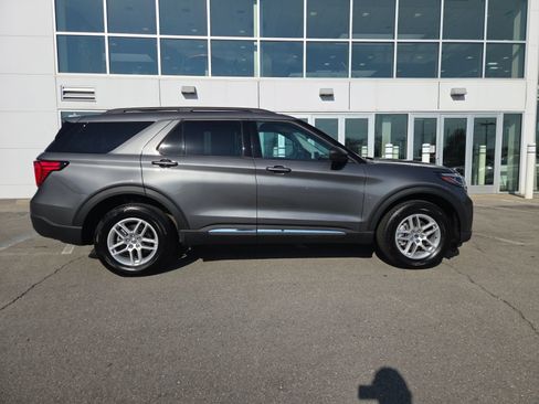 Used 2025 Ford Explorer Active AWD/4WD image 2