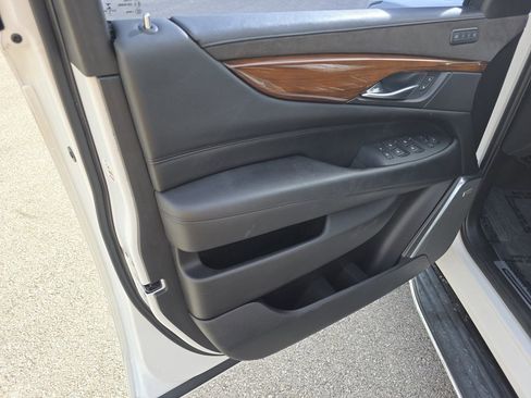 Used 2018 Cadillac Escalade Luxury AWD/4WD image 16