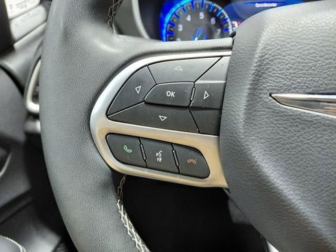 Used 2025 Chrysler Pacifica Select image 37