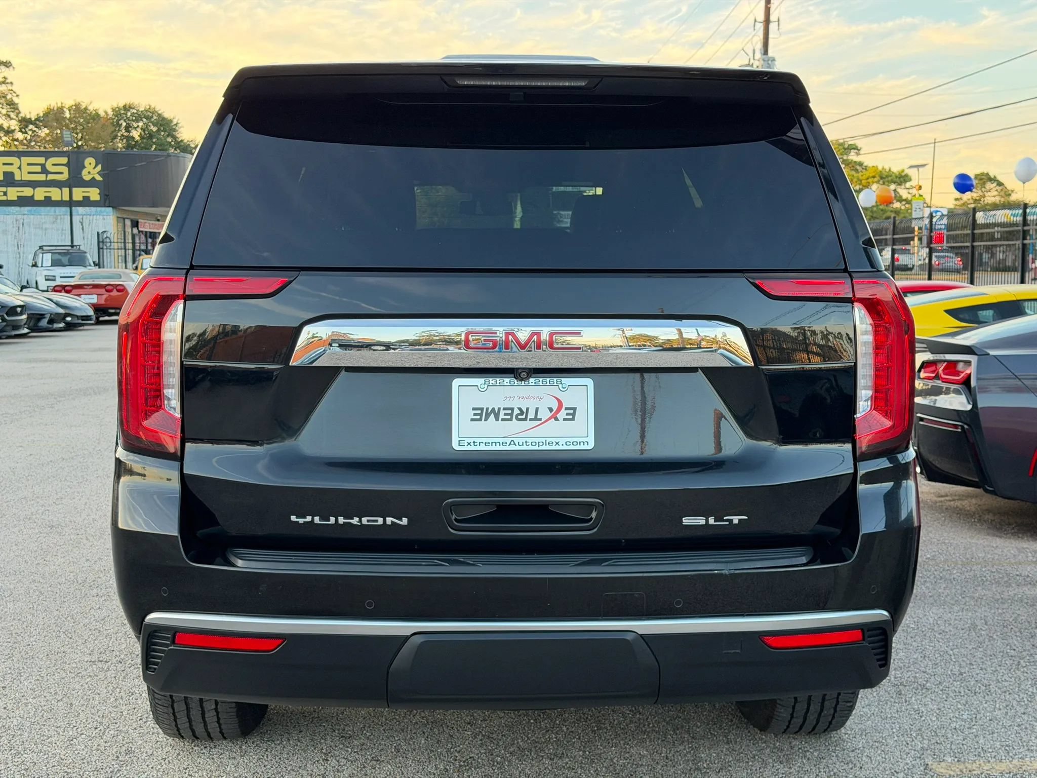 Used 2023 GMC Yukon XL SLT AWD/4WD image 3