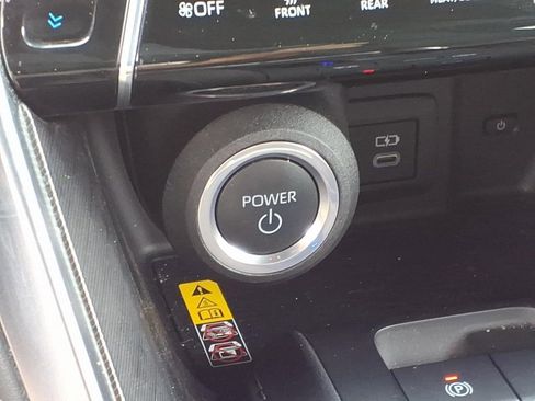 Used 2024 Toyota Venza XLE image 21