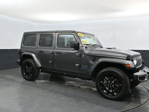 Used 2025 Jeep Wrangler Unlimited Sahara w/ Safety Group AWD/4WD image 6
