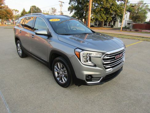 Used 2024 GMC Terrain SLT image 1