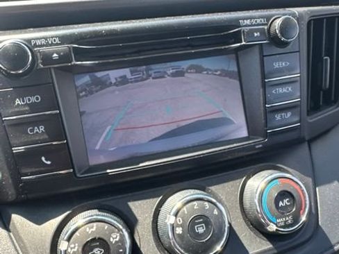 Used 2018 Toyota RAV4 LE AWD/4WD image 10