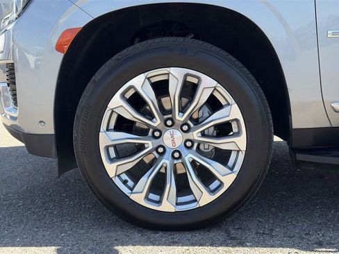 Used 2024 GMC Yukon XL Denali w/ Advanced Technology Package image 10