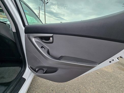 Used 2015 Hyundai Elantra SE FWD image 32