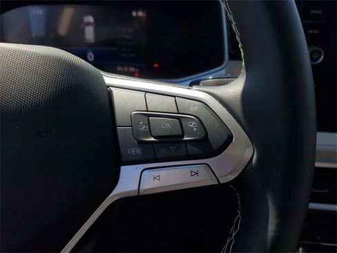 Used 2025 Volkswagen Taos SE w/ Panoramic Sunroof Package image 27