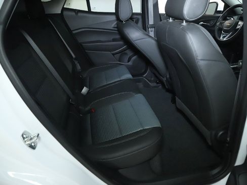 Used 2025 Chevrolet Trax LT w/ LT Convenience Package image 32