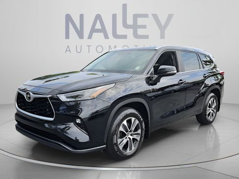 Used 2023 Toyota Highlander XLE AWD/4WD image 1