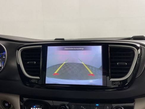 Used 2023 Chrysler Pacifica Touring-L FWD image 27
