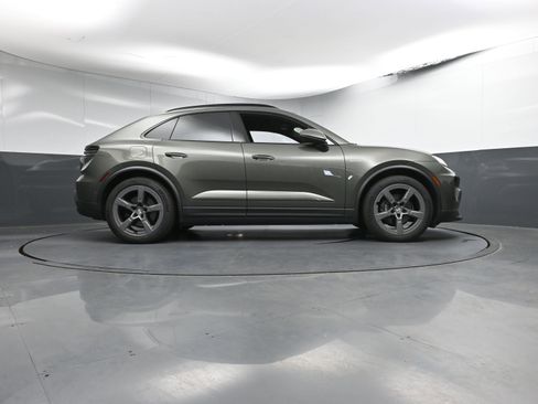 Certified 2025 Porsche Macan 4 Electric image 33