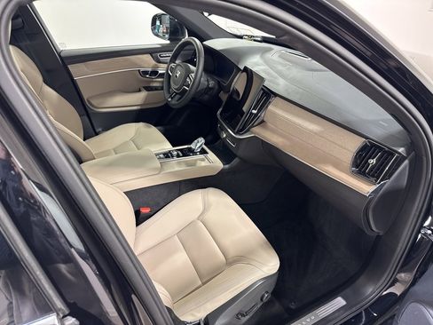 Used 2025 Volvo XC90 B6 Plus image 28