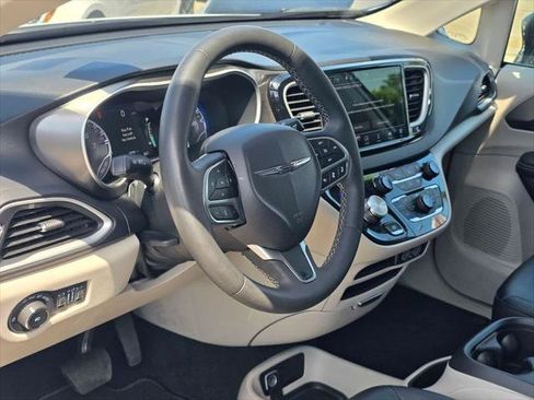 Certified 2024 Chrysler Pacifica Touring-L FWD image 12