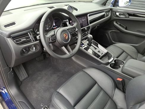 Certified 2025 Porsche Macan AWD/4WD image 3