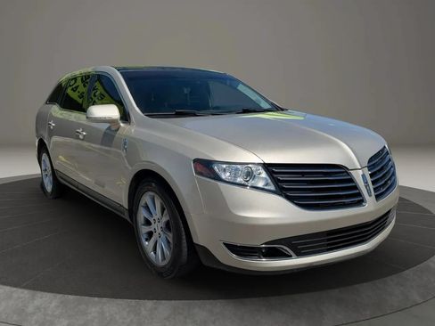 Used 2017 Lincoln MKT AWD image 4