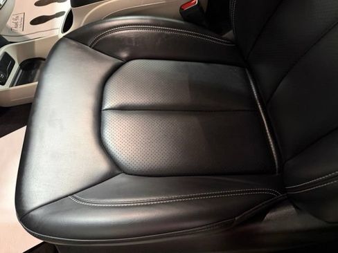 Used 2023 Chrysler Pacifica Touring-L FWD image 15