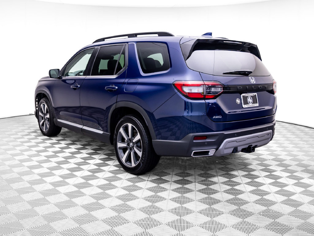 Used 2025 Honda Pilot Touring image 4