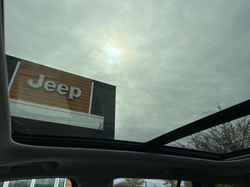 Used 2024 Jeep Grand Cherokee Limited AWD/4WD image 38