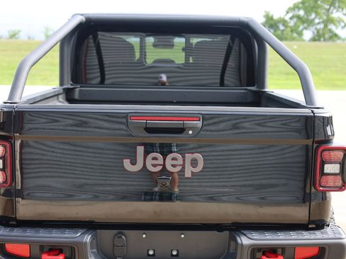 Used 2024 Jeep Gladiator Rubicon w/ Technology Group AWD/4WD image 26