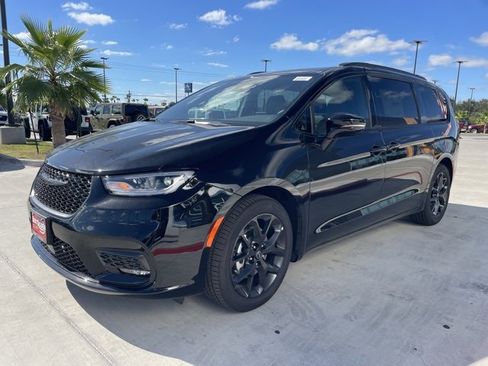 New 2026 Chrysler Pacifica Select w/ S Appearance Package image 6