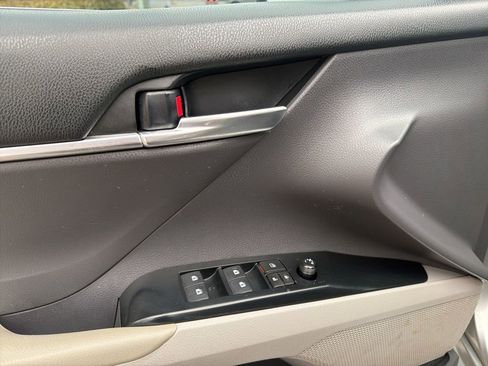 Used 2019 Toyota Camry L image 12