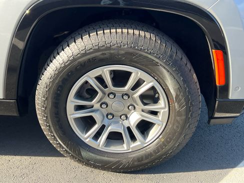 Used 2023 Jeep Wagoneer 4WD w/ Convenience Group I image 16