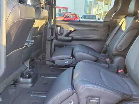 Used 2025 Toyota Sienna Limited image 9