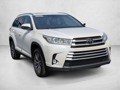 Used 2019 Toyota Highlander XLE image 3