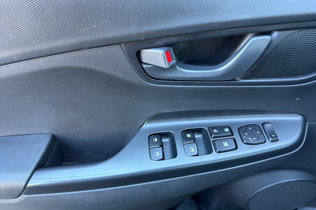 Used 2023 Hyundai Kona SE w/ Cargo Package AWD/4WD image 8