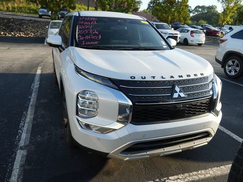 Used 2024 Mitsubishi Outlander SE FWD image 2