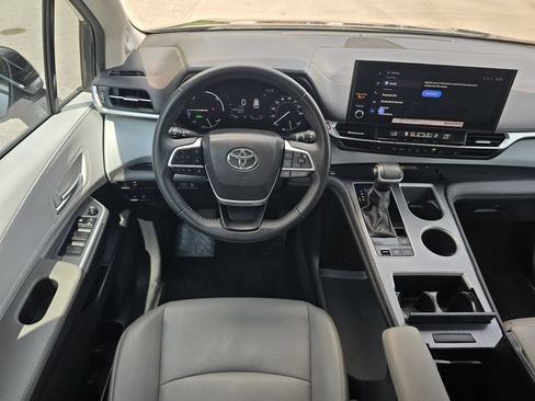Used 2025 Toyota Sienna XLE w/ XLE Plus Package FWD image 14