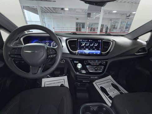 Used 2023 Chrysler Pacifica Touring FWD image 22