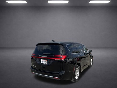 Used 2024 Chrysler Pacifica Touring FWD image 9