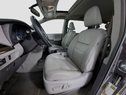 Used 2015 Toyota Sienna XLE image 21