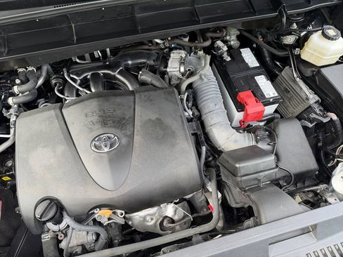 Used 2022 Toyota Highlander XLE AWD/4WD image 13
