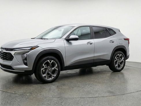 Used 2025 Chevrolet Trax LT FWD image 3