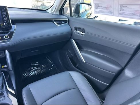 Used 2022 Toyota Corolla Cross XLE w/ Convenience Package image 14